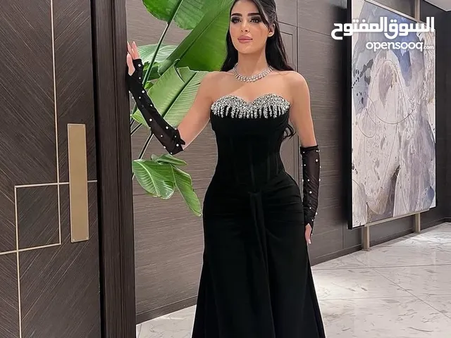 فستان اسود فخم للسهرات والأعراس للبيع  او للإيجار بسعر مناسب