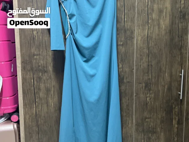 فستان طويل مع فتحة ع الجنب ويجي في كتف واحد عليه