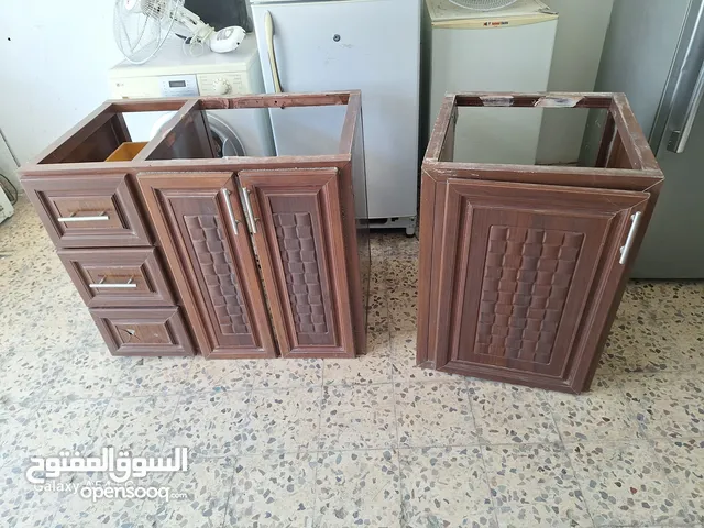 خانتين مطبخ ارضي المنيوم بحالة ممتازة مقاس 160سم مع جرارات عمق 55سم ارتفاع 80سم