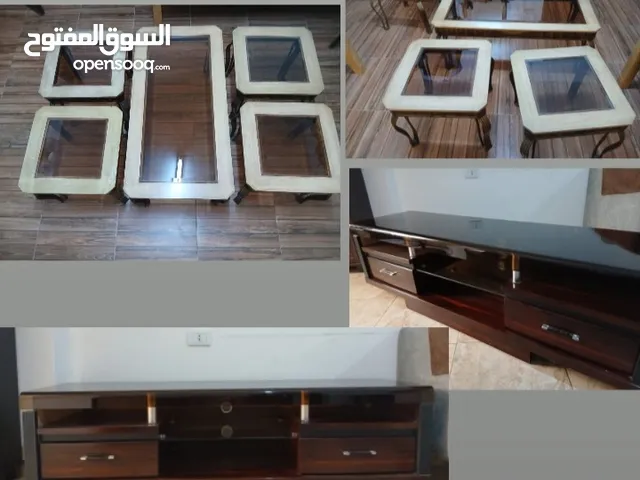 طاولة تلفزيون عدد 1 من الخشب و سطح قزاز و طاولات وسط للصالة عدد 6. 4 منهم صغار و 1 كبيرة من الحديد