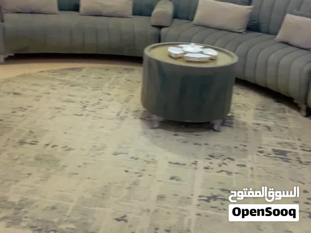 طقم كراسي جلوس انيق جدا على شكل دائري للبيع بحالة جيدة