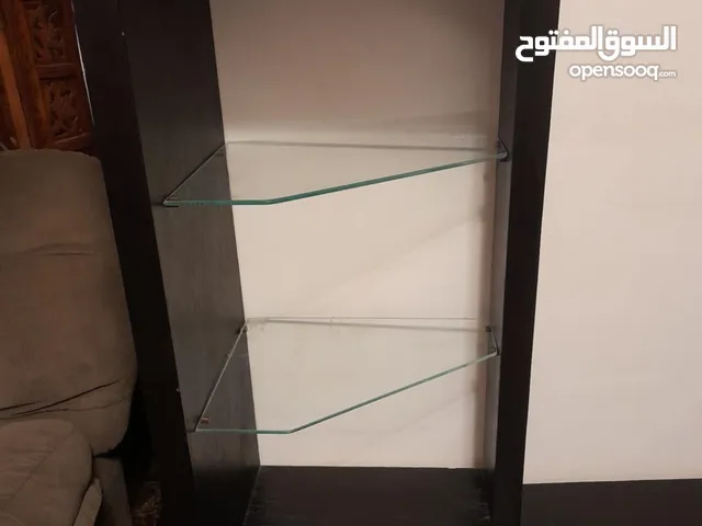 طاولة تلفزيون خشب لاتيه 18 مع رفوف خشب وزجاج لون بني محروق