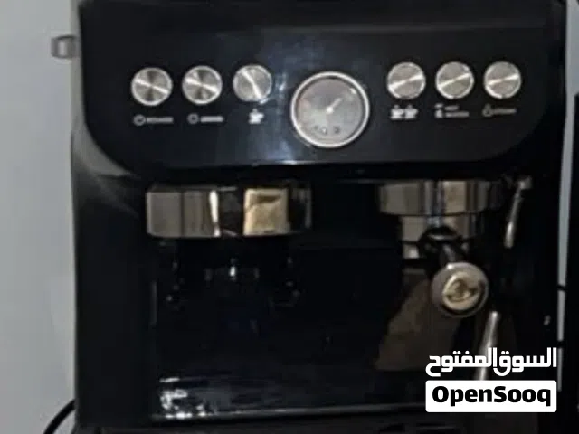 ماكينه اسبرسو وفيها مطحنه الماكينه نظيفه جداً استعمال شهر فقط وأسعارها الجديده 300
