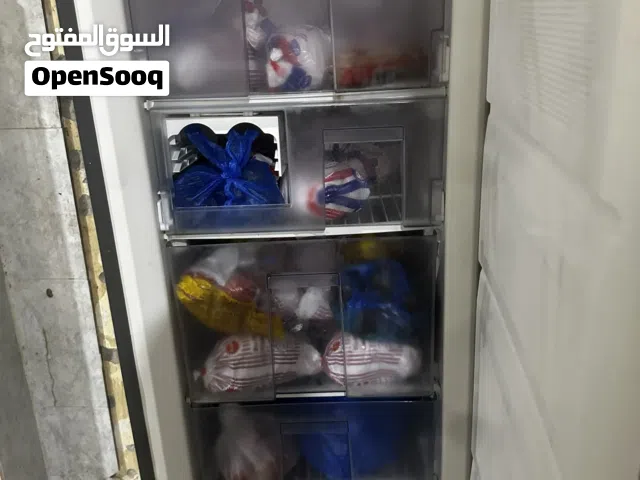 طاولتين وفريزر