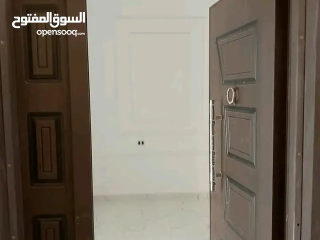 شقة للايجار دور ثاني في سراج خلف جامع البر مقسم جديد جميع الخدمات موجودة قريبه علي شقة