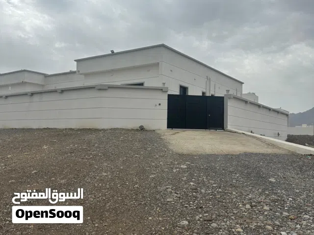 شقة للايجار منطقة الابيض بالقرب من طريق الباطنه السريع ومنطقة خزائن