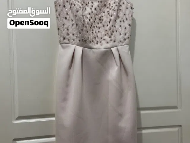 فستان وردي قصير ماركه