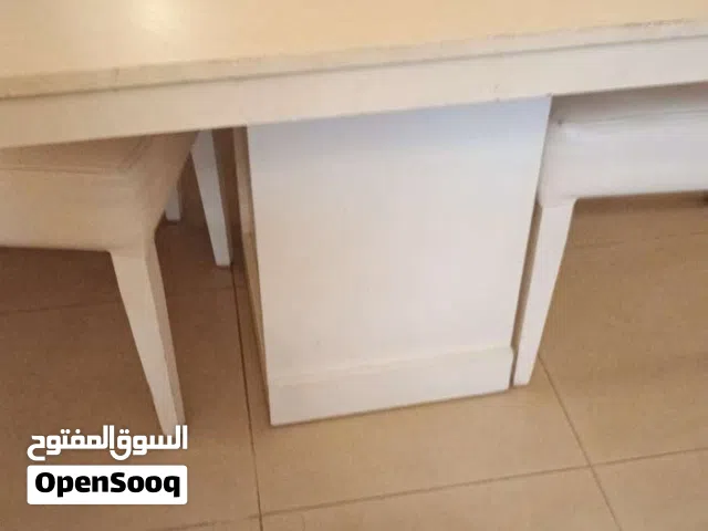 طاولة سفرا مربعه مع 3كراسي للبيع تقيله وليست خفيفه
