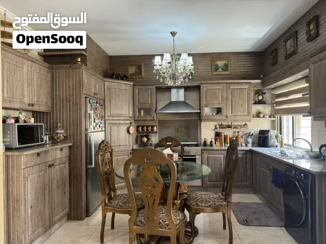 طاولة طعام مع اربع كراسي