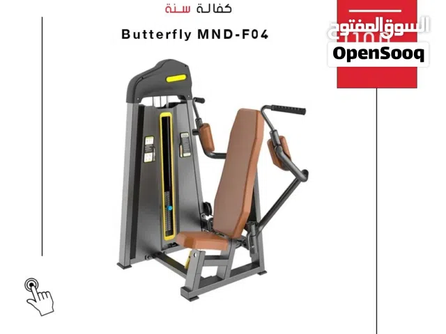 جهاز تمارين الصدر “الفراشة” (Butterfly Machine) يُستخدم لتقوية عضلات الصدر الداخلية والعليا