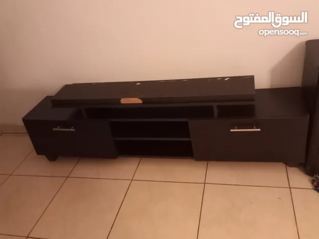 خزانة شاشة مع رف للبيع المستعجل الموقع عمان