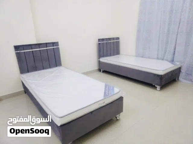 سرير خشبي متين بتصميم عصري وأنيق، هيكل مصنوع من خشب عالي الجودة مع ظهر منجد بقماش فاخر ناعم الملمس .