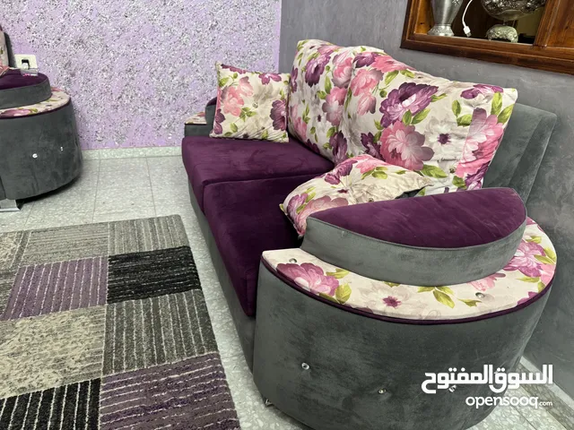 طقم كنب مع توابعها بحالة جيدة جدا للبيع بداعي السفر