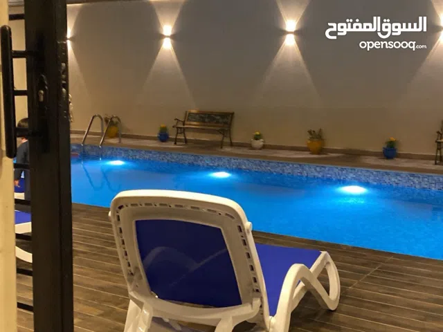 فني تنظيف وصيانة احواض سباحة وشلالات ونافورات