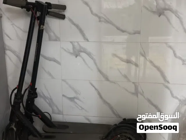 سكوتر العدد اثنين للبيع يمكن يحتاجون واير شرش او بطاريه الله العالم بس امورهن طيبه