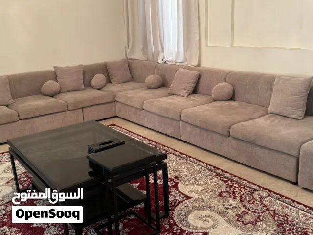 للبيع جلسة كبيرة شكل L و 4 كراسي جانبية