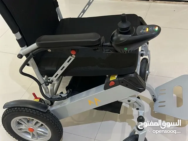 كرسي متحرك كهربائي للمعاقين خفيف للحمل قابل للطي للدخول في السياره استعمال بسيط وقليل نظيف السعر