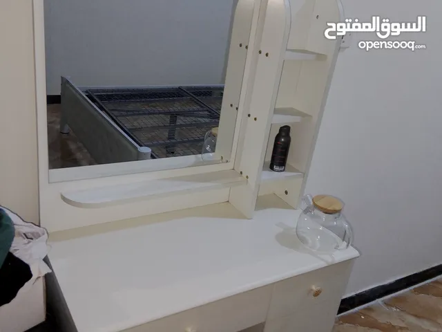 سرير نفرين + ميز مراية جدد استعمال قليل جدا