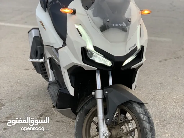 هوندا adv 2023 لون ابيض مطفي