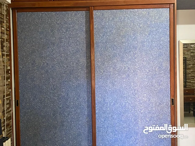 خزانة حائط خشب ممتاز للبيع طابقين وبابين وداخلها جرار كبير عدد 2