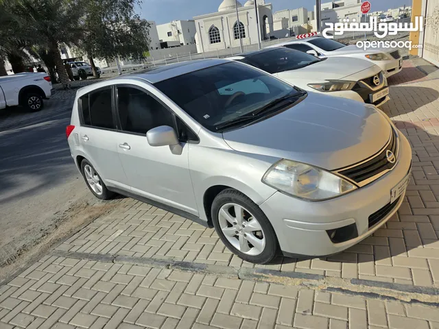 نيسان تيدا فضي اللون