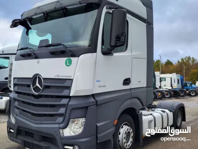 Tractor Unit Mercedes Benz 2018 in Dubai