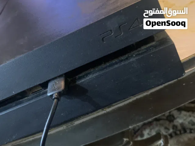 هذا جهاز بلاي ستيشن 4 (نسخة Fat الأصلية).