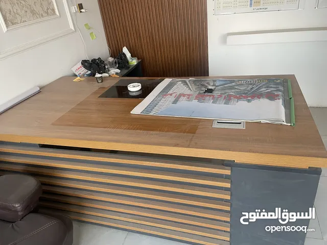 ميز مكتبي نظيف جداً نظافة 100٪ مترتين