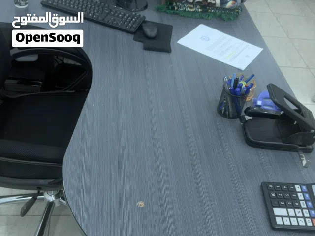 مكتب ثقيل بحالة جيدة