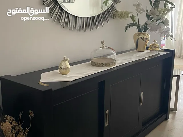 اثاث (طاولة +دراسر+مرآة +برواز) بسعر مغري