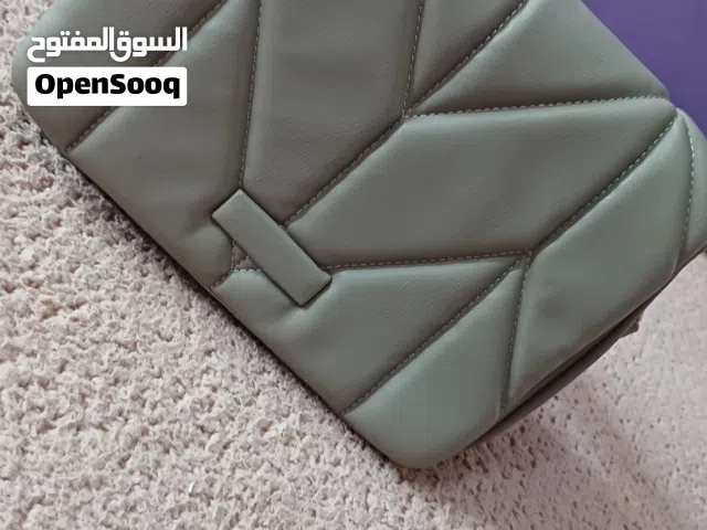 شنطة يد جلد ناعم، جديده لون رمادي..............................