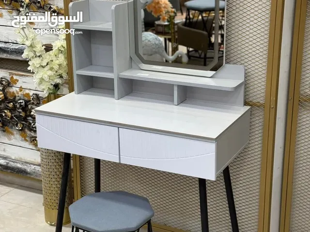 تواليت للصبايا فاخر بتصميم عصري مع الكرسي اجعلي غرفتك أكثر أناقة وتنظيمًا مع هذا التواليت المميز
