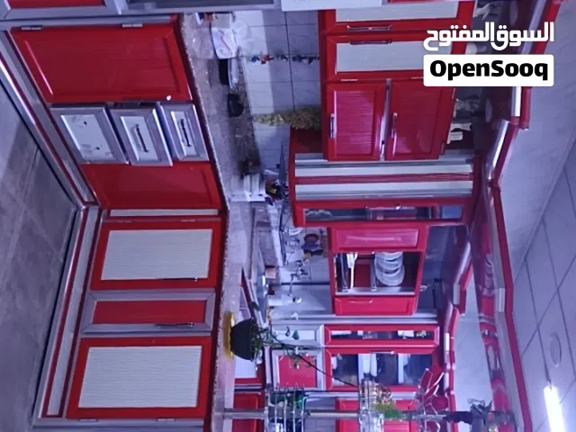كاونتر مطبخ المنيوم بلون احمر ورصاصي فاتح نظيف وعملي