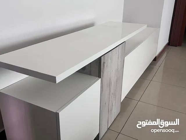 طاولة تلفزيون لامنيت بحالة الجديد لون ابيض مع وحدات تخزين من ميداس لأثاث بحالة ممتازة وجديدة