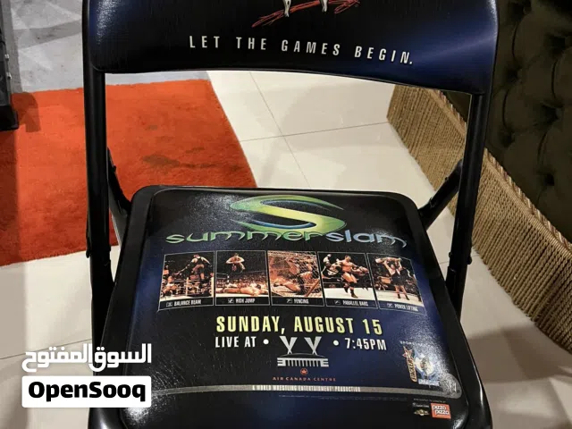 كرسي مصارعة WWE أصلي من عرض Summerslam 2004 من الملعب الذي أُقيم به المهرجان.