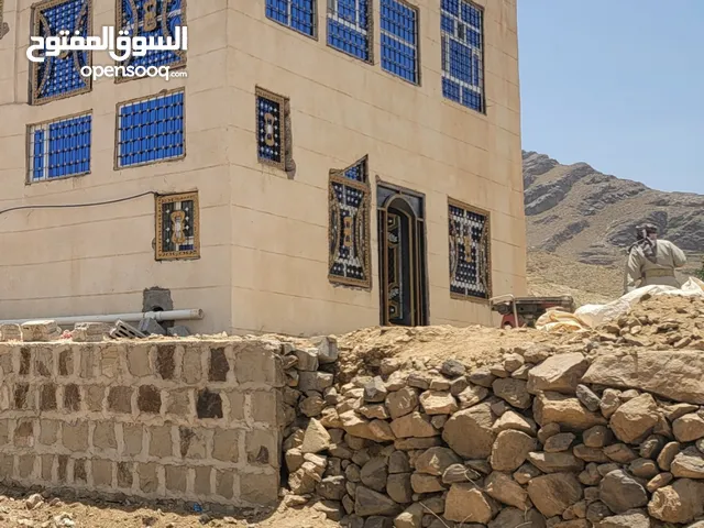 بيت دورين تجاريه خط دولي اول السوق ثلاث فتحات وشقه صغيره وجراش سياره الارضي . بدروم. ومجلس وحمام.