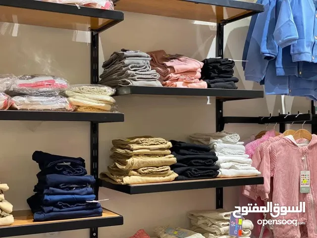 رفوف خشب ستاندات وتعاليق محل اواعي كميه وبنص السعر المعني يتواصل