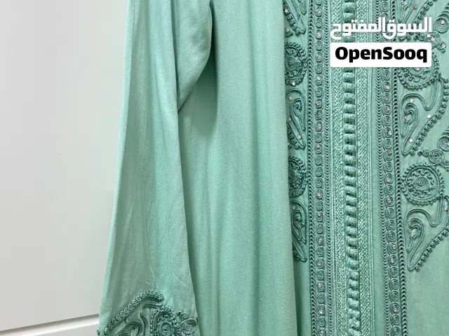 لبس مغربي شغل يدوي فخم وأصلي في حالة ممتازه استخدام مرة واحده يناسب جميع المقاسات