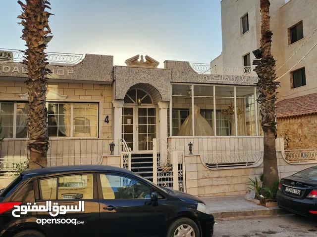 بيع محل فساتين زفاف مع البضاعه ...المحل استاجار شغال كامل بداعي السفر مستعجل