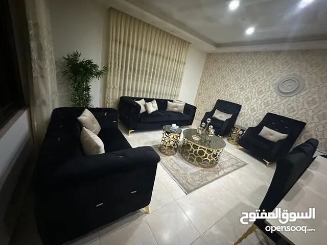 طقم كنب صالون مع طاولات وسطية.