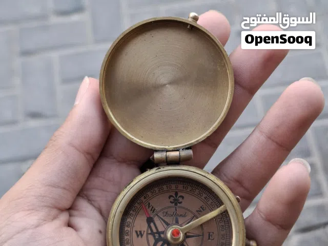 بوصلة قديمة من النحاس بس فيها مشكلة و تتصلح الي هو الموجة طايح بس يتركب و تصير امورها تمام