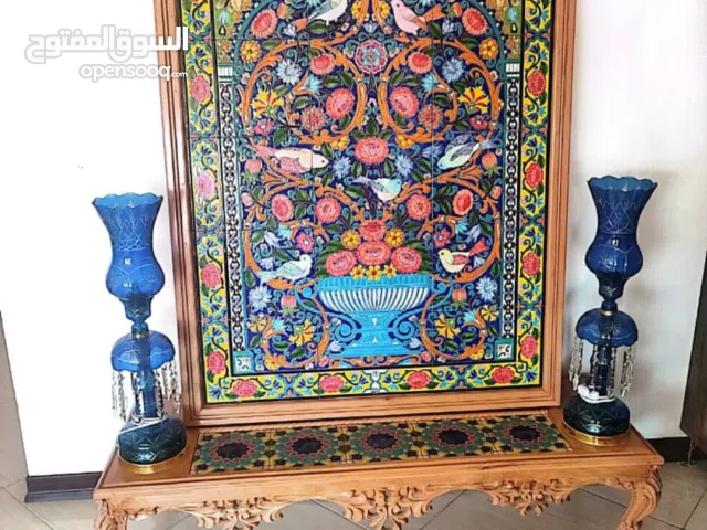 تحفة إيرانية ملكية: طقم قاشاني (كاشي) “الورد والطير” مع قاعدة خشبية منحوتة يدوياً