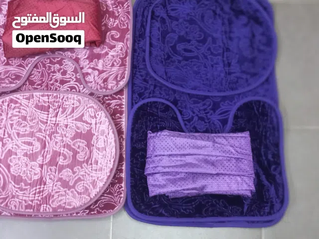 للبيع ستائر (برداية) عدد 2 ودعاسات (سجادات فرو) خاصة للحمامات  ( للتواليت ) ألوان راقية بنفسجي وزهري