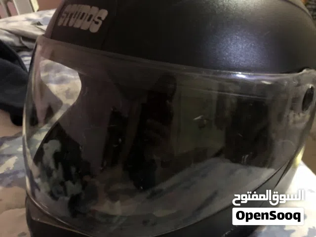للبيع خوذه دراجه ناريه ماركة. STUDDS.  نظيفه زلوغزخفيفه مع عدد2 سيت /كشن للكفرات. nonoiuFDسموك.FOX