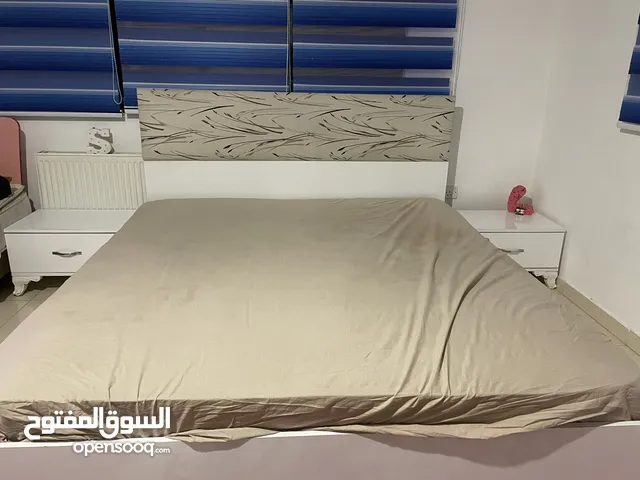 فرشه مزدوجه بحاله جيده جدا وتخت مفرد بناتي  بحاله ممتازه مع قاعدته خشبيه قويه وروسيه خشب لون زهري