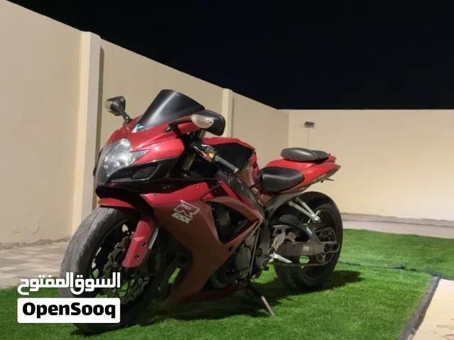 دراجه سوزاكي 600 سيسي اللون احمر فيها تجديد لين شهر 10 عليها تطويله اصليه وتنزيله وتواير جدد