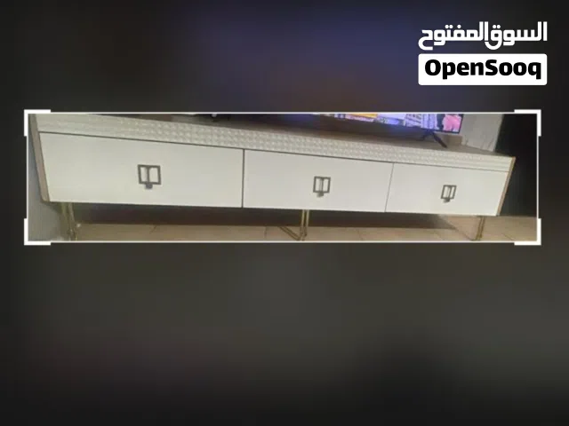 طاولة تلفزيون كبيره بحالة ممتازه وثقيله