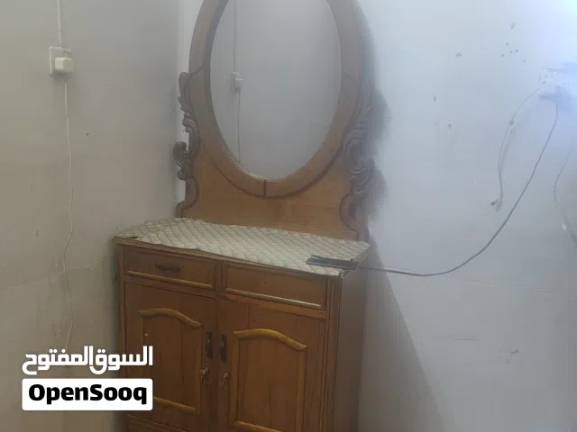 ميز تواليت للبيع نظيف
