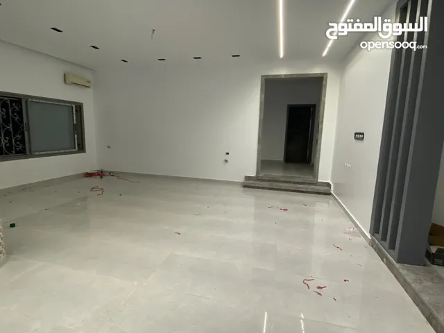 300 m2 5 Bedrooms Villa for Rent in Tripoli Al-Serraj