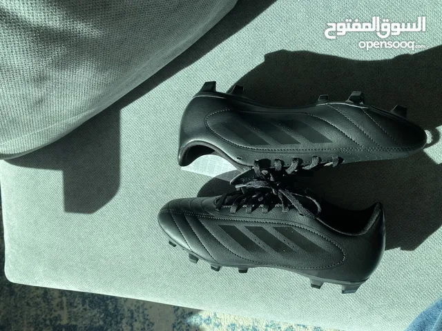 حذاء اديداس اصلي من بريطانيا غير مستخدم جديد  بدون الكرتونة الخاصة فيه